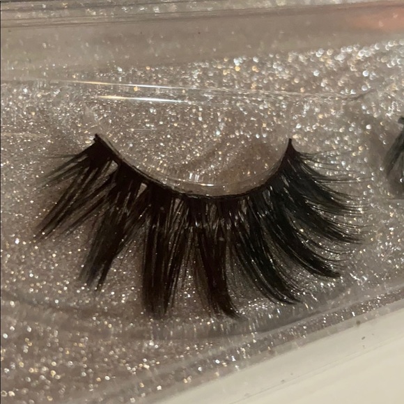 LASHES - Picture 2 of 3